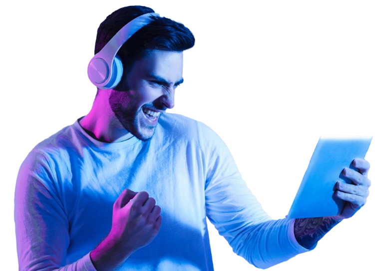 Colaborador con audífonos usando una tablet